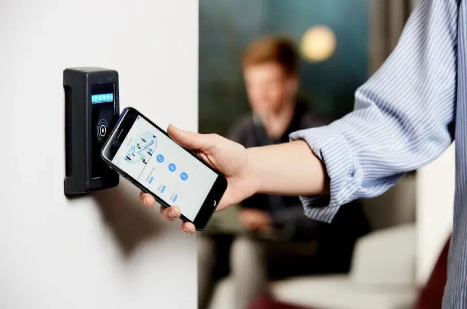 Lector NFC instalado junto a una puerta